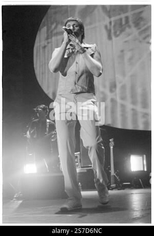 SIMON LE BON, DURAN DURAN, CONCERT, 2000 : Simon le bon chanteur des légendes pop des années 80 Duran Duran jouant en concert au Cardiff International Arena CIA à Cardiff, pays de Galles, Royaume-Uni lors de leur tournée Pop Trash le 18 décembre 2000. Photo : Rob Watkins. INFO : Duran Duran est un groupe britannique New wave formé en 1978, connu pour son image glamour et son synthé. Icônes des années 1980, ils ont acquis une renommée mondiale avec des tubes comme 'Hungry Like the Wolf' et 'Rio', façonnant l'histoire de la musique pop. Banque D'Images