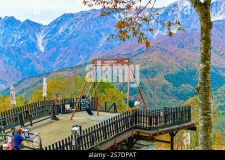 Nagano, Japon – 27 octobre 2024 : vues sur les Alpes japonaises et balade sur le Yoo Hoo ! Swing pour une expérience de swing en montagne à Hakuba, Japon. Banque D'Images