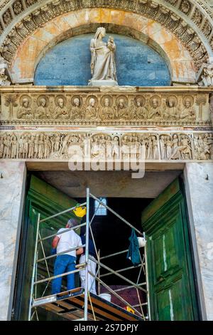 Travaux de restauration sur le portail complexe du Battistero di San Giovanni à Pise, Italie, mettant en valeur ses sculptures et sculptures en pierre détaillées. Banque D'Images