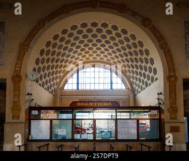 La billetterie de la Stazione di Roma Porta San Paolo à Rome, en Italie, présente un plafond à caissons en stuc et des fresques sur le thème marin. Banque D'Images