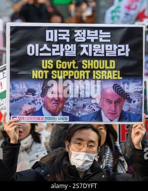 Séoul, Corée du Sud. 19 janvier 2025. Un manifestant pro-palestinien tient une pancarte lors d'un rassemblement de soutien aux Palestiniens à Séoul avant un cessez-le-feu entre Israël et le Hamas. (Photo de Kim Jae-Hwan/SOPA images/Sipa USA) crédit : Sipa USA/Alamy Live News Banque D'Images