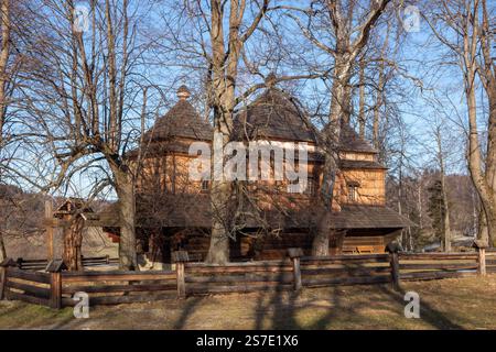 Smolnik in the Bieszczady Mountains - composé Michael Archange's Greek Catholic Church (anciennement Boyko Orthodox Church) Banque D'Images
