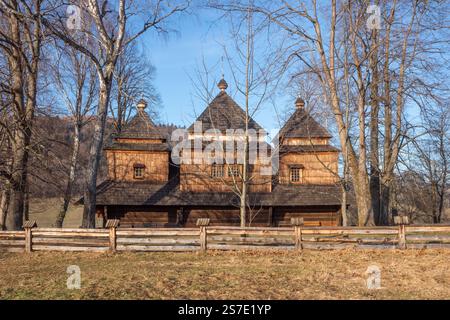 Smolnik in the Bieszczady Mountains - composé Michael Archange's Greek Catholic Church (anciennement Boyko Orthodox Church) Banque D'Images