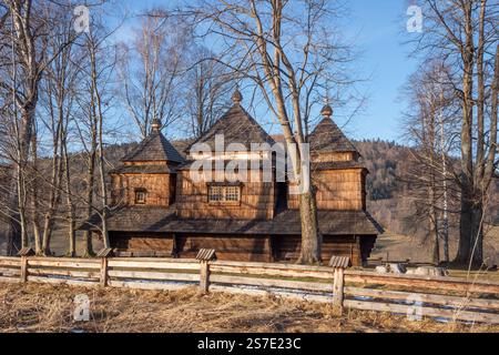 Smolnik in the Bieszczady Mountains - composé Michael Archange's Greek Catholic Church (anciennement Boyko Orthodox Church) Banque D'Images