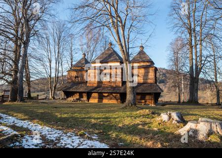 Smolnik in the Bieszczady Mountains - composé Michael Archange's Greek Catholic Church (anciennement Boyko Orthodox Church) Banque D'Images