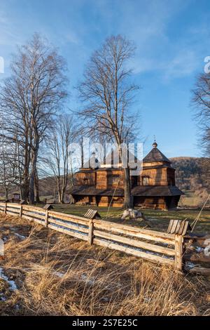 Smolnik in the Bieszczady Mountains - composé Michael Archange's Greek Catholic Church (anciennement Boyko Orthodox Church) Banque D'Images