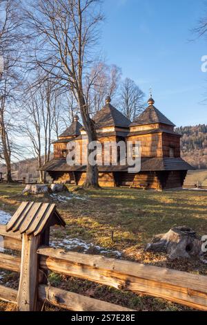 Smolnik in the Bieszczady Mountains - composé Michael Archange's Greek Catholic Church (anciennement Boyko Orthodox Church) Banque D'Images
