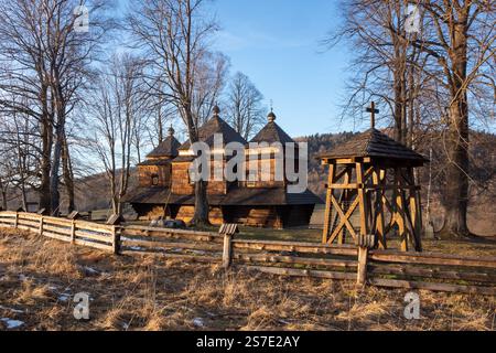 Smolnik in the Bieszczady Mountains - composé Michael Archange's Greek Catholic Church (anciennement Boyko Orthodox Church) Banque D'Images