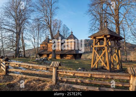 Smolnik in the Bieszczady Mountains - composé Michael Archange's Greek Catholic Church (anciennement Boyko Orthodox Church) Banque D'Images