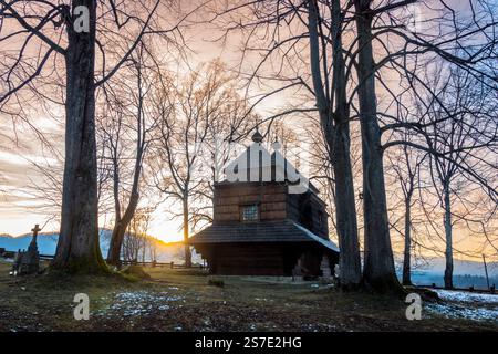 Smolnik in the Bieszczady Mountains - composé Michael Archange's Greek Catholic Church (anciennement Boyko Orthodox) - coucher de soleil Banque D'Images