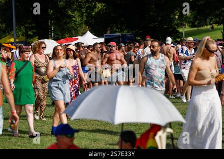 Melbourne, Australie. 19 janvier 2025. Les foules se rassemblent pour célébrer, embrassant l'atmosphère vibrante du carnaval de Midsumma. Midsumma Carnival débute, le festival LGBTQIA de Melbourne, transformant Alexandra Gardens en une célébration vibrante de fierté, de diversité et de communauté avec des spectacles, des stands et des festivités joyeuses. (Photo de Ye Myo Khant/SOPA images/Sipa USA) crédit : Sipa USA/Alamy Live News Banque D'Images