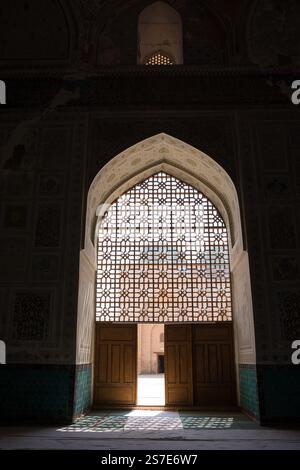 Porte de la mosquée Kok-Gumbaz à Shakhrisabz, Ouzbékistan. Il fait partie du centre historique de Shakhrisyabz, un site du patrimoine mondial. Banque D'Images