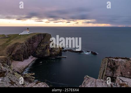 Phare de Stoer au coucher du soleil, dans le nord-ouest de l'Écosse Banque D'Images