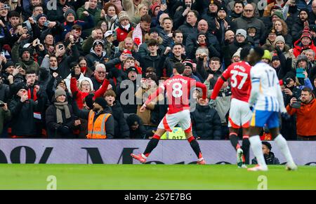Old Trafford, Manchester, Royaume-Uni. 19 janvier 2025. Premier League Football, Manchester United contre Brighton et Hove Albion ; Bruno Fernandes après son penalty de 23e minute pour faire le score 1-1 crédit : action plus Sports/Alamy Live News Banque D'Images