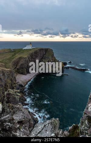 Phare de Stoer au coucher du soleil, dans le nord-ouest de l'Écosse Banque D'Images