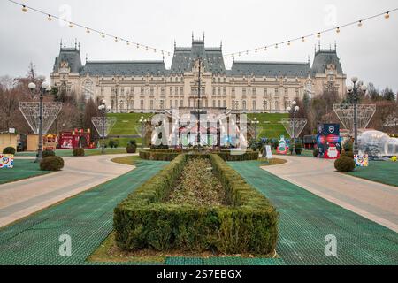 Iasi, Roumanie - 26 décembre 2024 : marché de Noël sur le jardin public Palace. Palais de la culture en arrière-plan. Banque D'Images