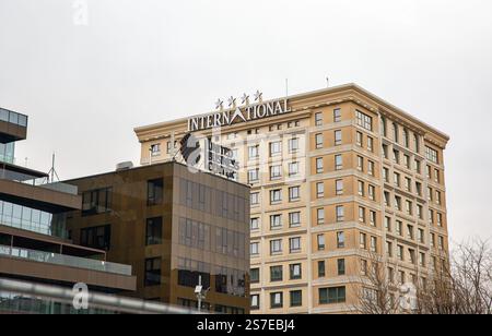 Iasi, Roumanie - 26 décembre 2024 : façade de l'hôtel International et United Business Center dans le centre-ville. Banque D'Images