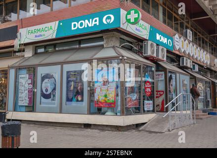 Iasi, Roumanie - 26 décembre 2024 : pharmacie familiale Medik-on façade avec des publicités pour divers médicaments dans le centre-ville. Banque D'Images
