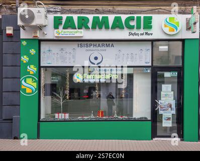 Iasi, Roumanie - 26 décembre 2024 : pharmacie FarmaciaPro façade avec décoration de Noël dans le centre-ville. Banque D'Images