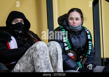 Rotterdam, pays-Bas. 19 janvier 2025. Rotterdam - fans lors de la douzième manche de l'Azerion Vrouwen Eredivisie en saison 2024/2025. Le match se déroule entre Feyenoord V1 v SC Heerenveen V1 à Nieuw Varkenoord le 19 janvier 2025 à Rotterdam, aux pays-Bas. Banque D'Images