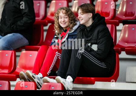Rotterdam, pays-Bas. 19 janvier 2025. Rotterdam - fans lors de la douzième manche de l'Azerion Vrouwen Eredivisie en saison 2024/2025. Le match se déroule entre Feyenoord V1 v SC Heerenveen V1 à Nieuw Varkenoord le 19 janvier 2025 à Rotterdam, aux pays-Bas. Banque D'Images