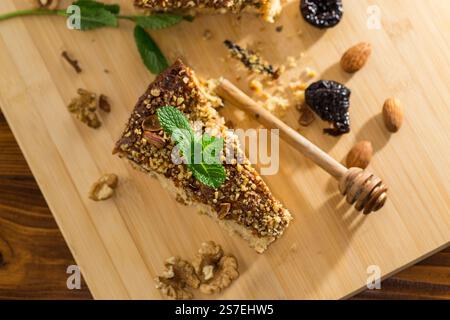 Gâteau éponge maison avec noix et pruneaux. Banque D'Images