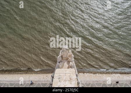 LISBONNE, PORTUGAL - 8 NOVEMBRE 2014 : vue aérienne de la rive du Tage depuis le sommet du Monument des découvertes, à Lisbonne, Portugal Banque D'Images