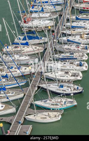 LISBONNE, PORTUGAL - 8 NOVEMBRE 2014 : vue aérienne du quai de Belem (port de plaisance de Belem) depuis le sommet du Monument des découvertes, à Lisbonne, Portugal Banque D'Images