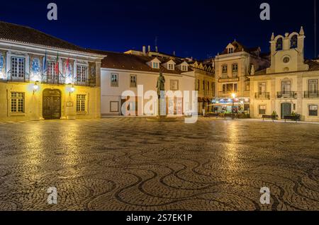 CASCAIS, PORTUGAL - 9 NOVEMBRE 2014 : vue nocturne de la pittoresque place 5 de Outubro à Cascais, Portugal, avec le Palais des Comtes de Guarda Banque D'Images