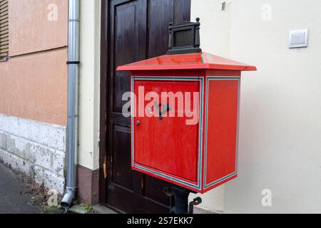 TOKAJ, HONGRIE - 27 OCTOBRE 2023 : ancienne boîte aux lettres rouge du bureau de poste hongrois (Magyar Posta) en Hongrie Banque D'Images
