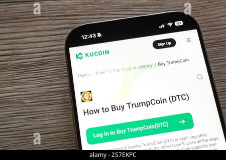 OSTRAVA, TCHÉQUIE - 19 JANVIER 2025 : site Web KuCoin avec un article sur la façon d'acheter une crypto-monnaie TrumpCoin DTC non officielle Banque D'Images