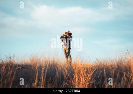 Femme voyageuse filme elle-même avec un drone autonome minuscule selfie sans contrôleur essayez d'utiliser la fonction de décollage de la paume. Photographie aérienne drone pour BE Banque D'Images