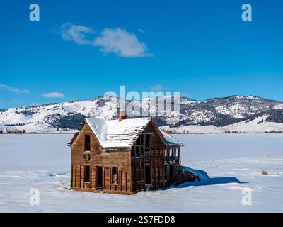 La vieille maison des payeurs a été altérée et abandonnée dans le champ de neige Banque D'Images