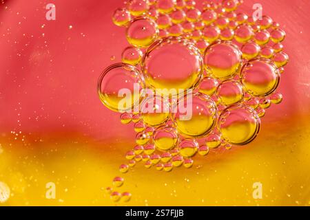 Ensemble de bulles transparentes avec des tons roses et jaunes parfaits pour les arrière-plans et les textures Banque D'Images