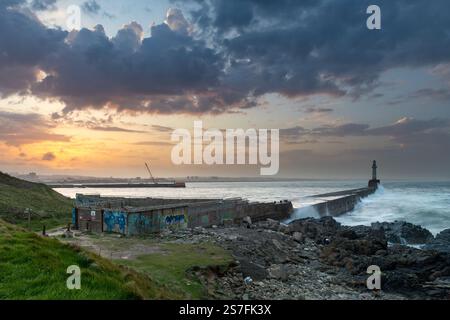 Aberdeen South Breakwater, South Pier au coucher du soleil, Écosse Banque D'Images
