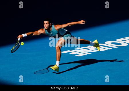 Melbourne, Australie. 19 janvier 2025. CARLOS ALCARAZ d'Espagne s'étire pour un retour avant contre Jack Draper le huitième jour de l'Open d'Australie 2025 à Melbourne Park. (Crédit image : © Chris Putnam/ZUMA Press Wire) USAGE ÉDITORIAL SEULEMENT! Non destiné à UN USAGE commercial ! Crédit : ZUMA Press, Inc/Alamy Live News Banque D'Images