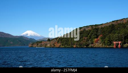 Mont Fuji, Fujisan, et la porte torii du sanctuaire Hakone-jinja photographiés depuis un bateau touristique sur le lac Ashi, Hakone, Japon Banque D'Images