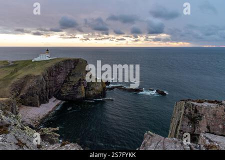 Phare de Stoer au coucher du soleil, dans le nord-ouest de l'Écosse Banque D'Images