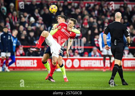 The City Ground, Nottingham, Royaume-Uni. 19 janvier 2025. Premier League Football, Nottingham Forest contre Southampton ; Jan Bednarek de Southampton entrave Chris Wood de Nottingham Forest Credit : action plus Sports/Alamy Live News Banque D'Images