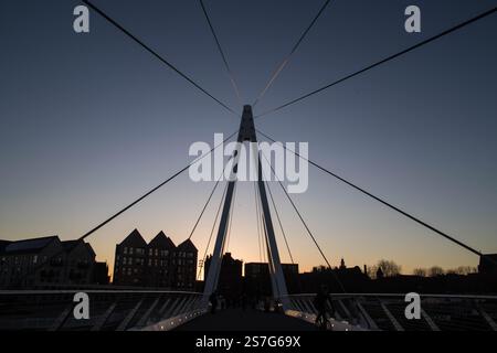 Govan à Partick Bridge, un câble en acier fabriqué est resté ouvrant le pont tournant, photo prise pendant le coucher du soleil Banque D'Images