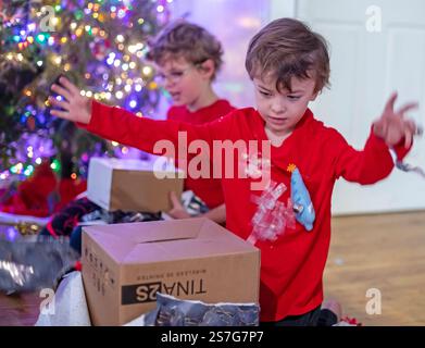 Denver, Colorado - Hendrix Hjermstad, 6 ans, (à droite) et son frère Adam Hjermstad Jr., 10 ans, ouvrent les cadeaux de Noël le matin de Noël. Banque D'Images