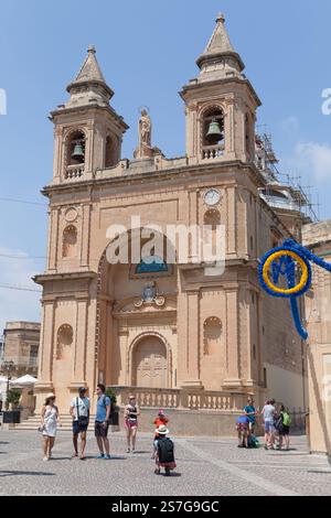 Marsaxlokk, Malte - 28 août 2019 : les touristes sont devant l'église notre-Dame de Pompéi. C'est une église paroissiale catholique romaine Banque D'Images