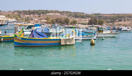 Marsaxlokk, Malte - 28 août 2019 : des bateaux de pêche vintage colorés sont amarrés au port de Marsaxlokk par une journée ensoleillée Banque D'Images