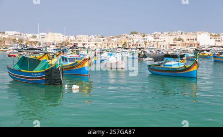 Marsaxlokk, Malte - 28 août 2019 : des bateaux de pêche vintage colorés sont amarrés au port de Marsaxlokk par une journée ensoleillée Banque D'Images