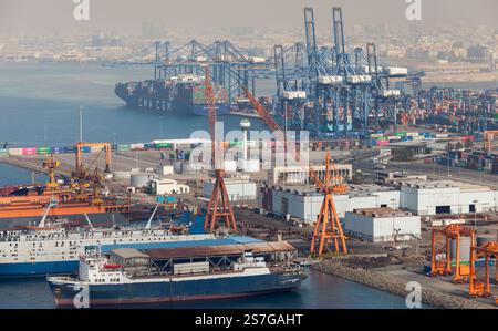 Djeddah, Arabie Saoudite - 22 décembre 2019 : le port de Djeddah sur une vue aérienne de jour avec des cargos, des conteneurs et des cales sèches Banque D'Images