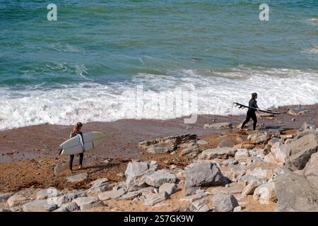 Séance de surf sur la Côte Basque. Guethary, Pyrénées-Atlantiques, France Banque D'Images