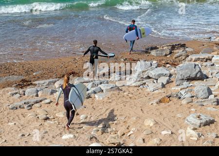 Séance de surf sur la Côte Basque. Guethary, Pyrénées-Atlantiques, France Banque D'Images