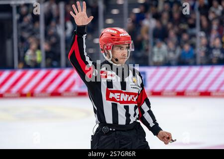 Hauptschiedsrichter Sirko Hunnius. GER, EHC Red Bull Muenchen v. Duesseldorfer EG, Eishockey, DEL, 38. Spieltag, saison 2024/2025, 19.01.2025. Foto : Eibner-Pressefoto/Franz Feiner Banque D'Images