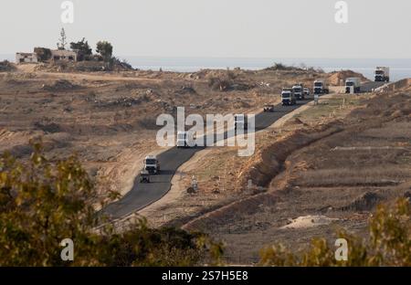 Southernn Israël, Israël. 19 janvier 2025. Des véhicules israéliens de Tsahal quittant la bande de Gaza vus depuis le Sud d’Israël pendant le cessez-le-feu juste avant la libération des trois premiers otages israéliens détenus par le Hamas à l’intérieur de la bande de Gaza le 19 janvier 2025. Certains camions civils semblent transporter des maisons mobiles ou des «caravanes» utilisées par les FDI à Gaza pendant la guerre. Photo de Jim Hollander/UPI crédit : UPI/Alamy Live News Banque D'Images