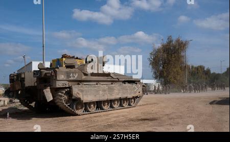 Southernn Israël, Israël. 19 janvier 2025. Des soldats israéliens de Tsahal marchent près d'un APC (véhicule blindé de transport de troupes) comme base militaire près de la frontière de la bande de Gaza le 19 janvier 2025, le premier jour du cessez-le-feu Israël-Hamas. Le cessez-le-feu doit être en trois étapes et aujourd'hui les trois premiers otages ont été libérés. Photo de Jim Hollander/UPI crédit : UPI/Alamy Live News Banque D'Images